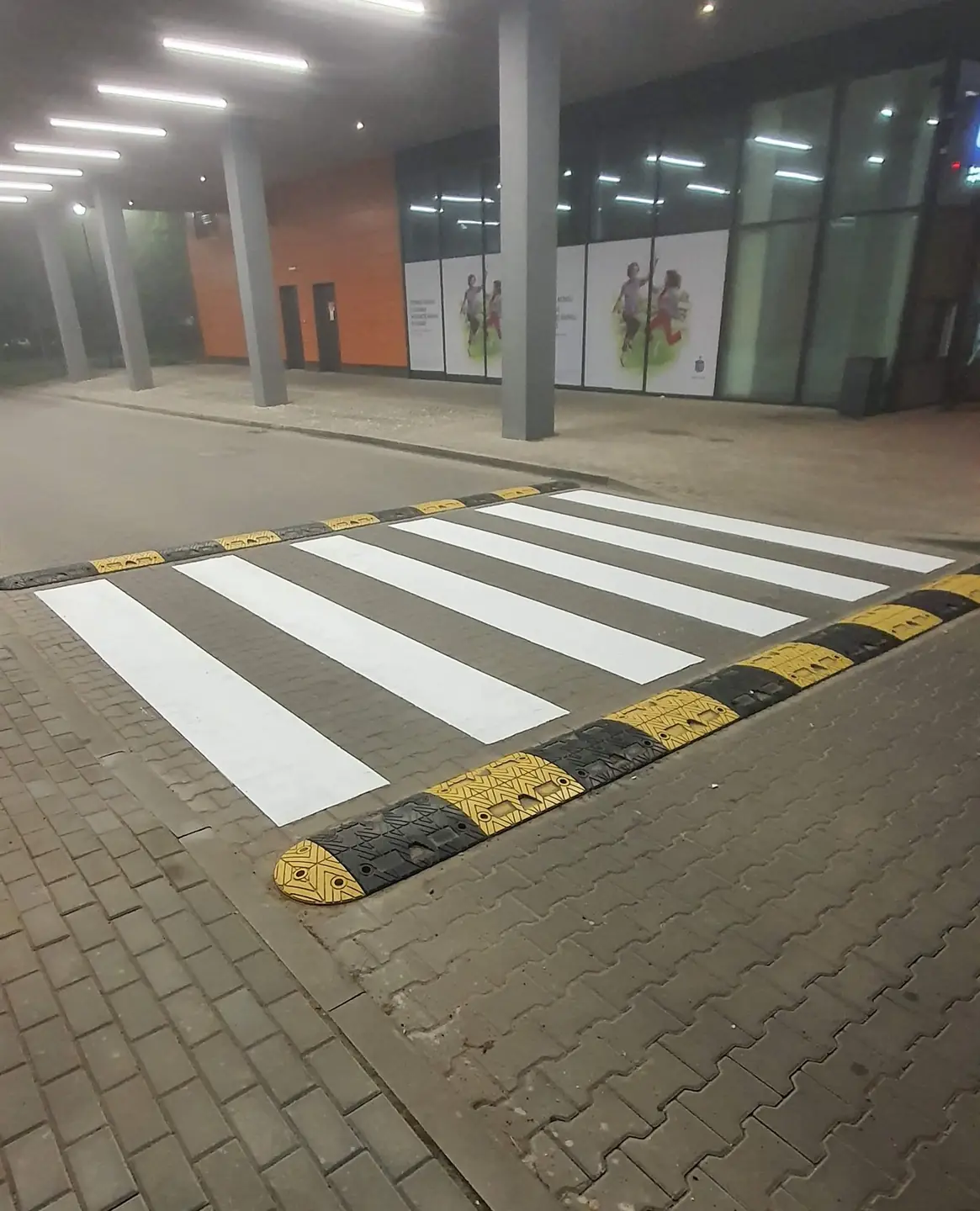 Świeżo wymalowane przejście dla pieszych – realizacja 6