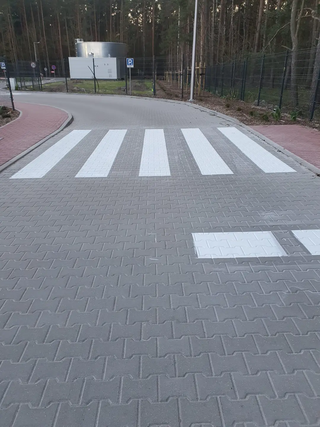 Świeżo wymalowane przejście dla pieszych – realizacja 7