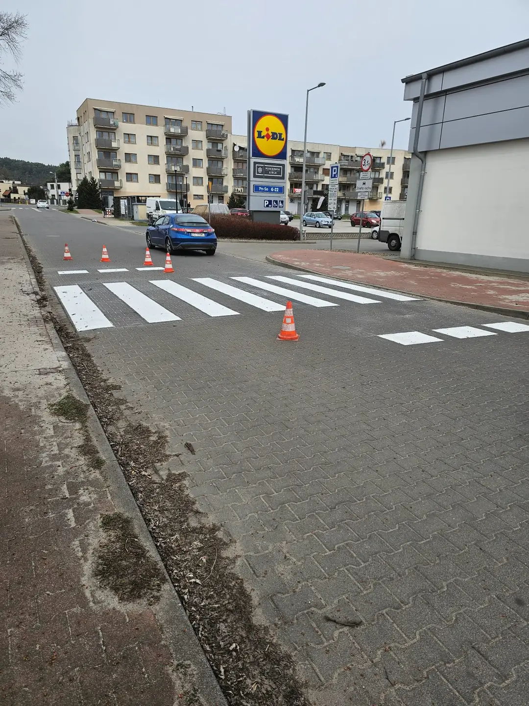 Świeżo wymalowane przejście dla pieszych – realizacja 16