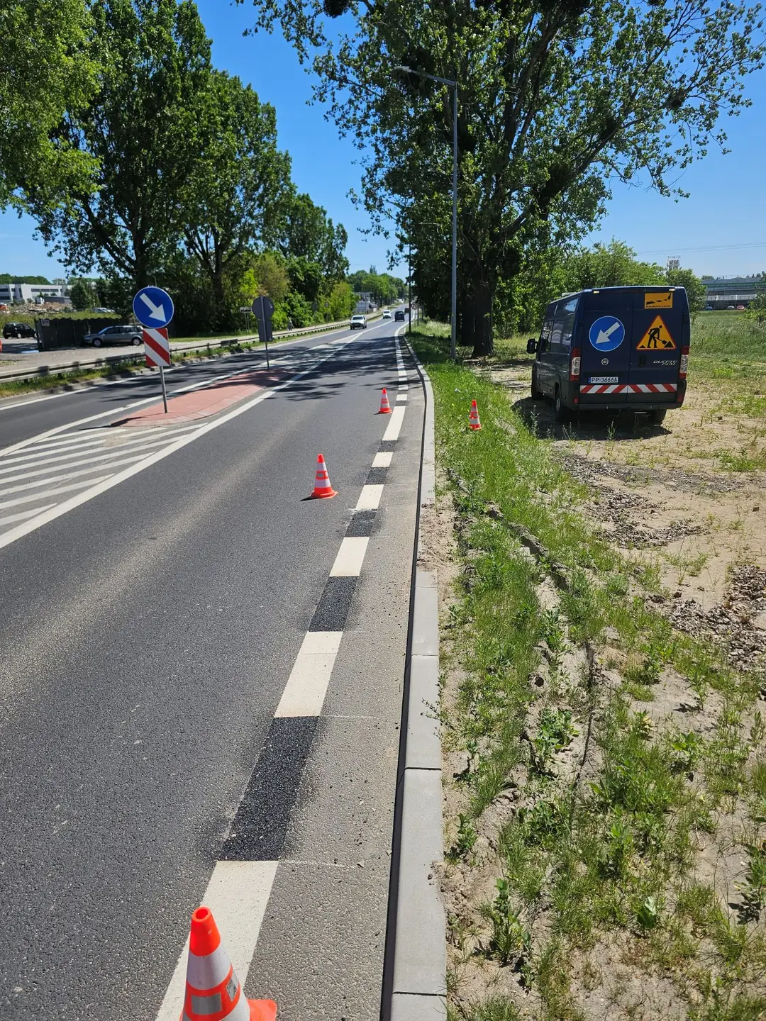 Sfrezowana stara linia krawędziowa na jezdni – usuwanie oznakowania poziomego